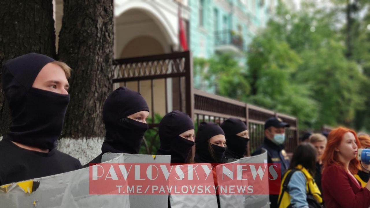 В Киеве под посольством Беларуси подожгли дымовые шашки - 2 - изображение