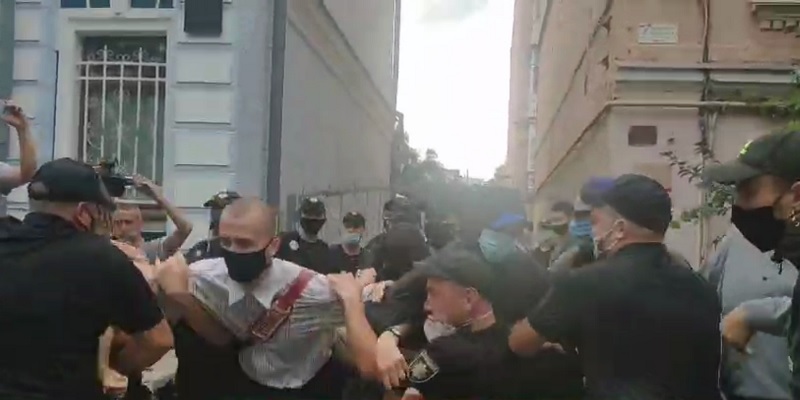 В Киеве под посольством Беларуси начались стычки полицейских и протестующих