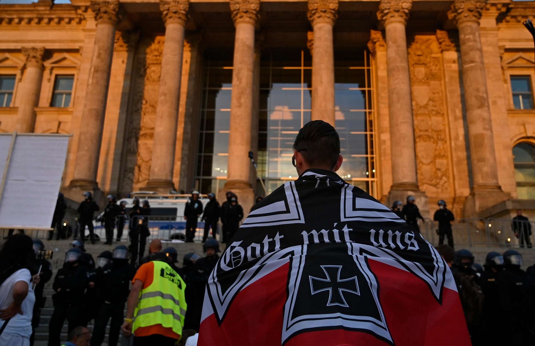 В Берлине «антикоронавирусные» протестующие с флагами «рейхсбюргеров» штурмовали Рейхстаг