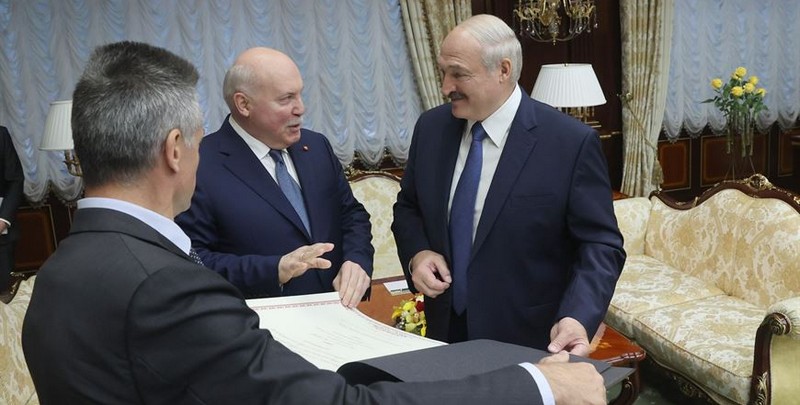 Посол РФ подарил Лукашенко карту с Беларусью в составе Российской империи