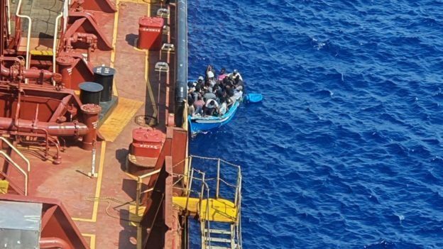 Украинский капитан спас 27 африканских мигрантов, теперь танкер не принимает ни один порт ЕС - 2 - изображение