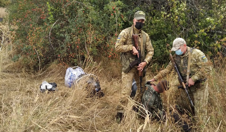 Украинец пытался пронести через границу с Россией ручки от мясорубок и кожаные куртки 