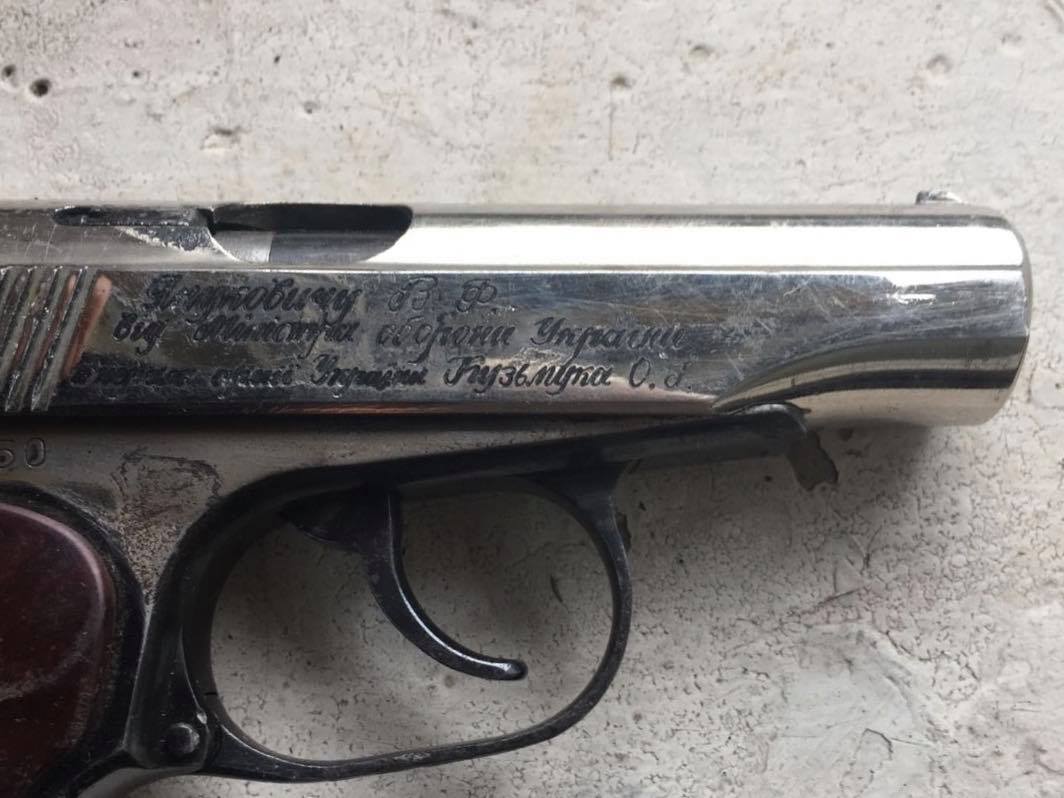 У киевского полицейского нашли кокаин, кусты конопли и пистолет Януковича - 2 - изображение