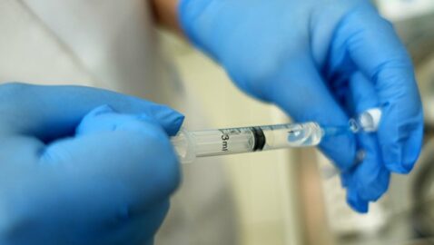 Испытания вакцины от COVID-19 приостановили из-за «необъяснимой болезни» добровольца