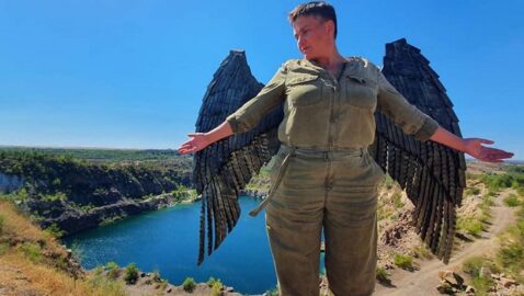 С железными крыльями: Савченко сфотографировалась в туристических местах Украины