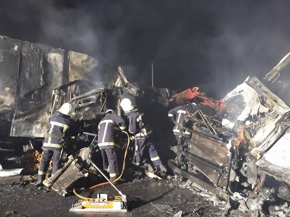 Два человека сгорели в кабине грузовика в ДТП под Николаевом (видео) - 2 - изображение