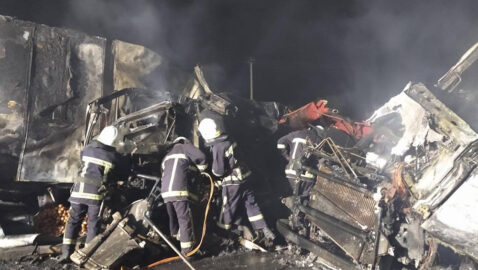 Два человека сгорели в кабине грузовика в ДТП под Николаевом (видео)