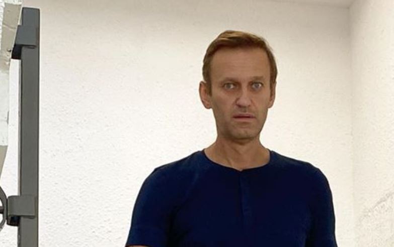 Навальный продемонстрировал следы от катетера на шее и отреагировал на версию Путина об отравлении - 2 - изображение