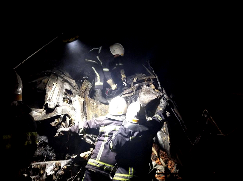 Два человека сгорели в кабине грузовика в ДТП под Николаевом (видео) - 3 - изображение