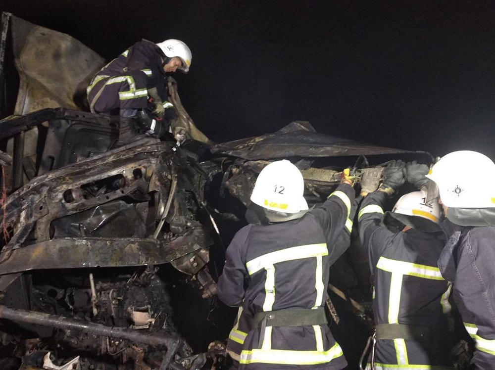 Два человека сгорели в кабине грузовика в ДТП под Николаевом (видео) - 4 - изображение