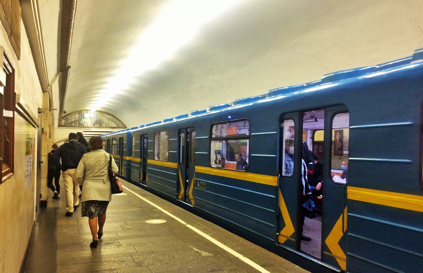 В киевском метро зацепер попал под поезд и умер