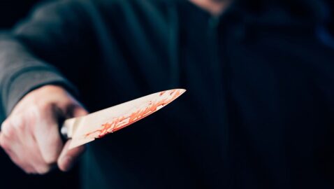 В Киеве мужчина ударил ножом девушку, которая не захотела, чтобы он ее проводил