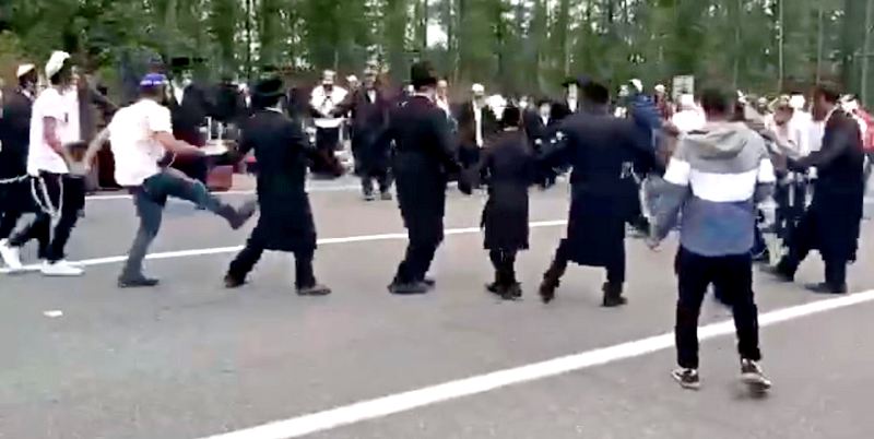 Хасиды устроили танцы на границе, видео