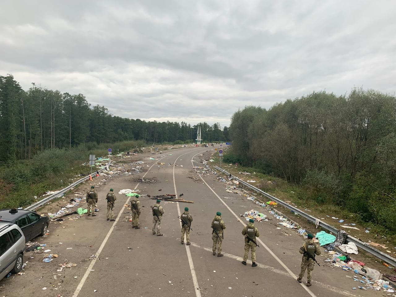 Хасиды освободили КПП в Яриловичах, пункт заработает после уборки мусора
