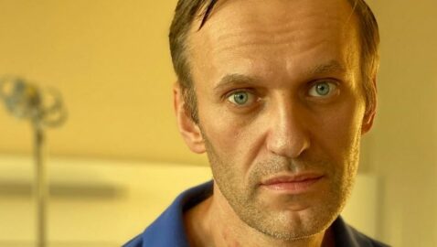 Навальный продемонстрировал следы от катетера на шее и отреагировал на версию Путина об отравлении