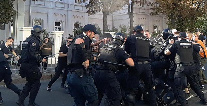 Полицейскому, который применил силу во время ХарьковПрайд, грозит до 8 лет