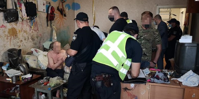 В Киеве пьяный мужчина зарезал своего сына бутылкой, разбитой о его голову - 3 - изображение