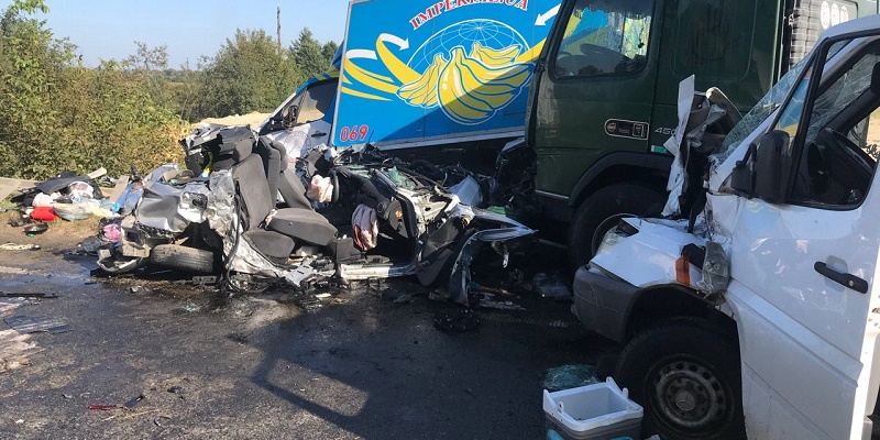 На трассе Киев-Чоп столкнулись 6 автомобилей