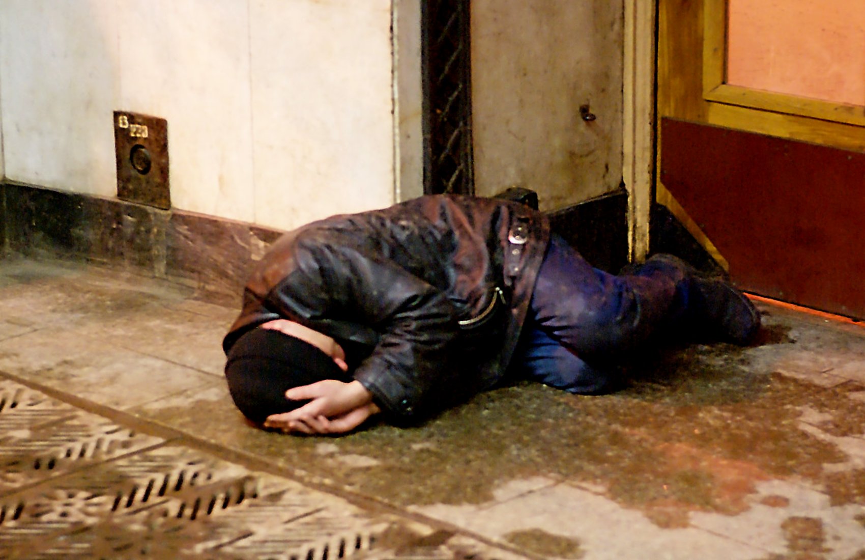 В Киеве трое мужчин пытали бездомных и снимали это на видео