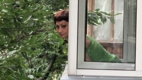 В Киеве женщина поливает из окна прохожих мочой и фекалиями, соседи просят о помощи