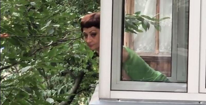 В Киеве женщина поливает из окна прохожих мочой и фекалиями, соседи просят о помощи
