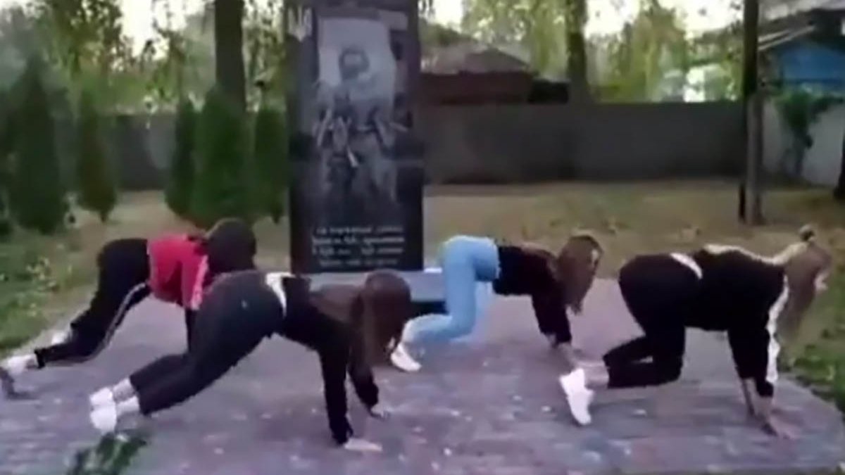Школьницы станцевали тверк у памятника воинам АТО (видео)