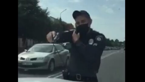 Полицейский направил пистолет на женщину с ребенком из-за посещения магазина без маски