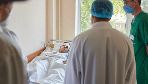 Зеленский навестил в больнице курсанта, выжившего в крушении АН-26