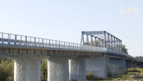 Мост в Ровенской области на трассе национального значения залатали штанами и куртками