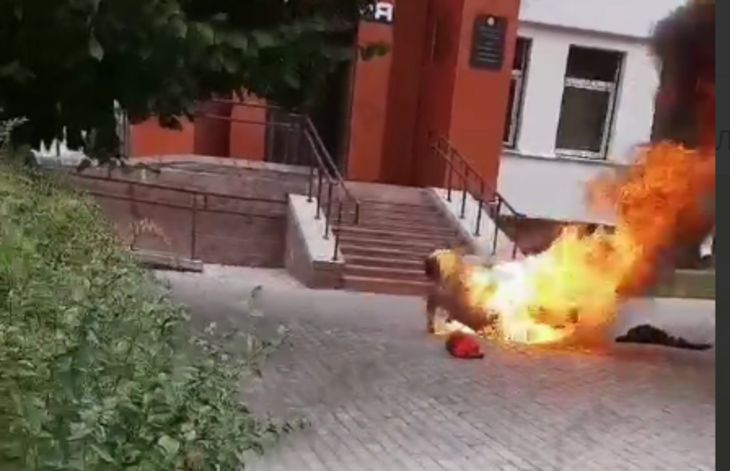 Умер белорус, который поджёг себя перед зданием РОВД