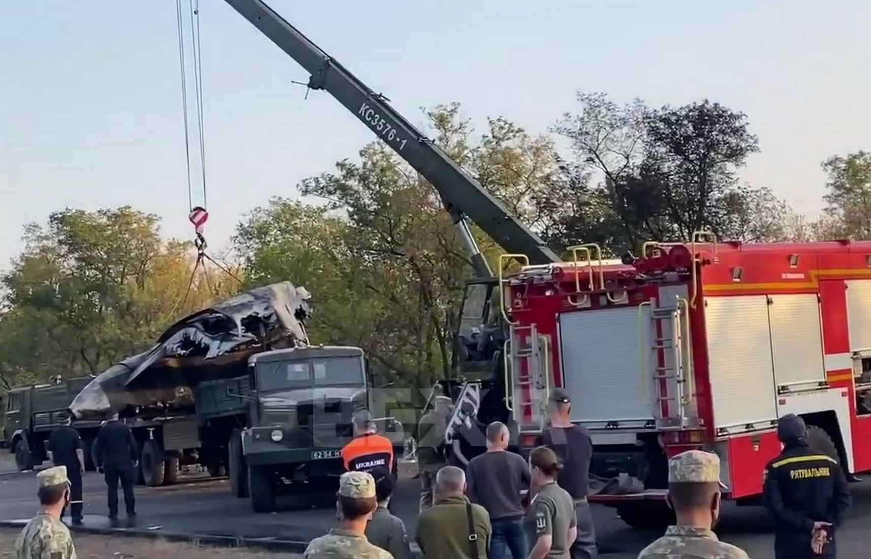 Под Харьковом идёт погрузка частей разбившегося АН-26, видео