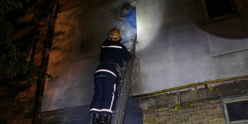 В Киеве загорелась многоэтажка, есть погибший - 2 - изображение