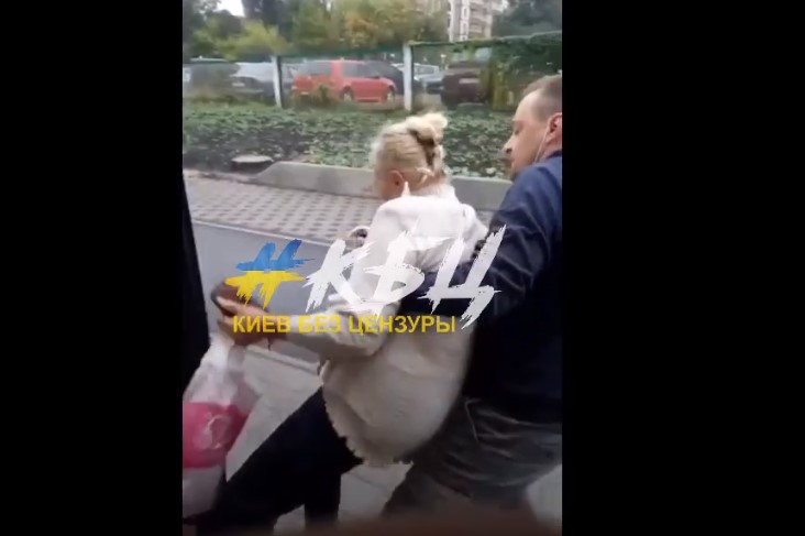 В Киеве водитель вынес пенсионерку из маршрутки (видео)