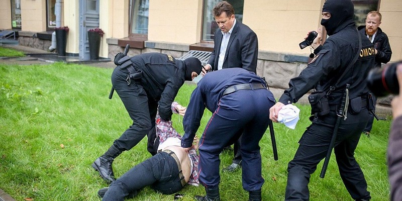 В центре Минска ОМОН разогнал протестующих студентов