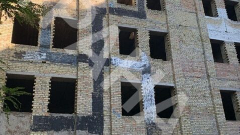В Киеве на недострое около Бабьего Яра нарисовали свастику в три этажа