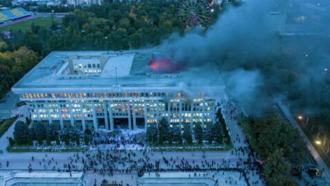 Протести в Бішкеку: екс-президент Атамбаєв звільнений з СІЗО, а в захопленому Білому домі сталася пожежа
