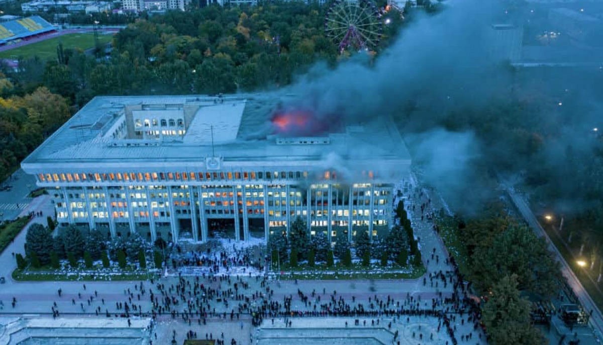 Протести в Бішкеку: екс-президент Атамбаєв звільнений з СІЗО, а в захопленому Білому домі сталася пожежа