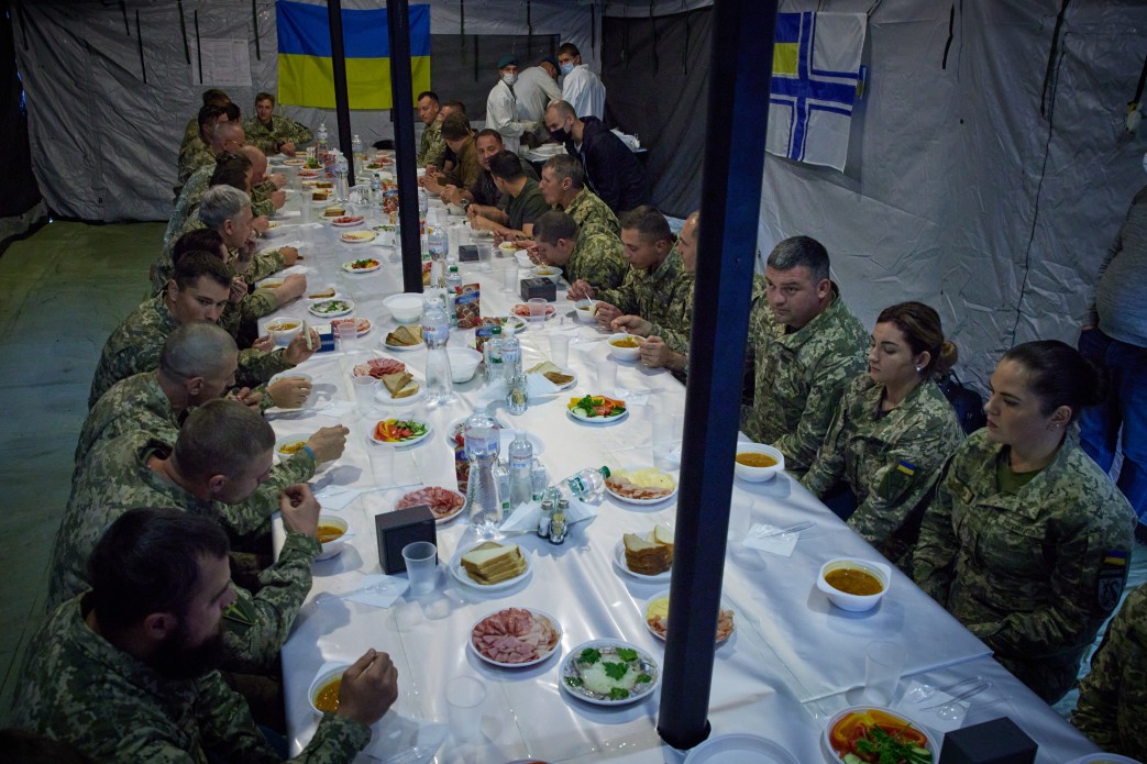 Геращенко возмутилась фото из ОП: Зеленский ест, военные голодают - 1 - изображение