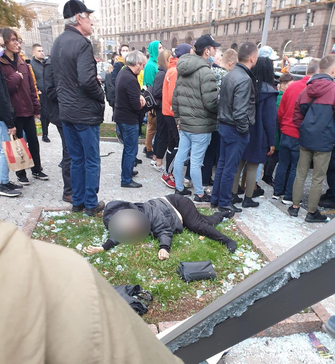 На Майдане водитель въехал в пешеходов — видео - 1 - изображение