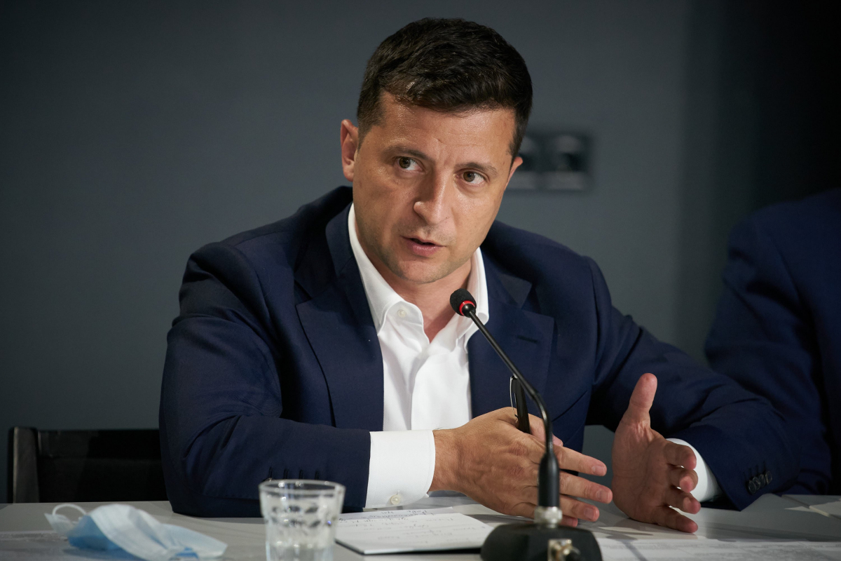 Зеленский внес в Раду проект закона о прекращении полномочий всех судей КСУ