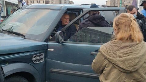 На Майдане водитель въехал в пешеходов — видео
