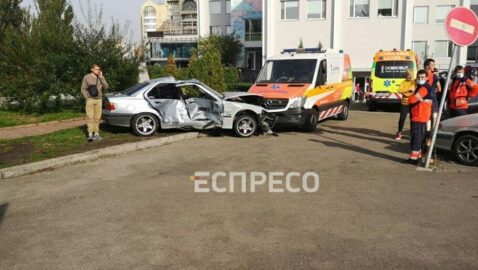 В результате ДТП двух легковушек в Киеве одна загорелась, а другая врезалась в карету скорой помощи