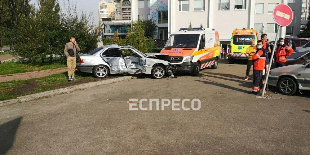 В результате ДТП двух легковушек в Киеве одна загорелась, а другая врезалась в карету скорой помощи