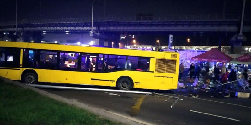 В Киеве автобус протаранил МАФ с людьми, есть жертвы (фото)