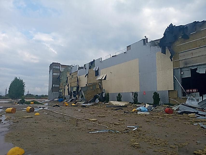 За десять минут ураган в Кропивницком сорвал крыши и разрушил дома, видео - 4 - изображение