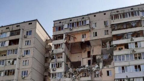 В одной из квартир разрушенного из-за взрыва дома на Позняках нашли оружие и взрывчатку