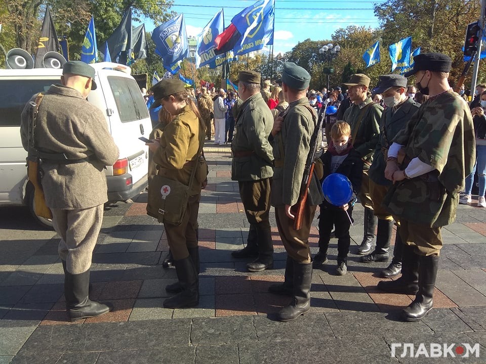 Под Rammstein, с детьми и без масок. В центре Киева проходит «Марш УПА» (видео) - 5 - изображение