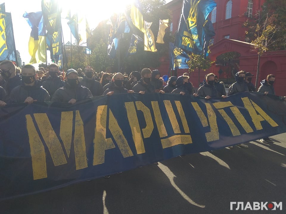 Под Rammstein, с детьми и без масок. В центре Киева проходит «Марш УПА» (видео) - 7 - изображение