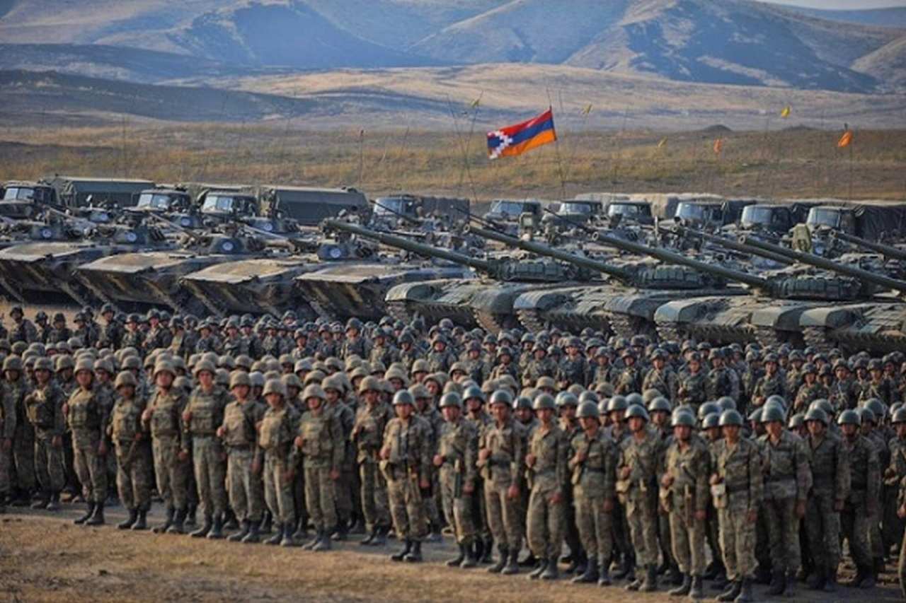 Армения обвинила Азербайджан в ударе по Степанакерту и привела войска в высшую боевую готовность
