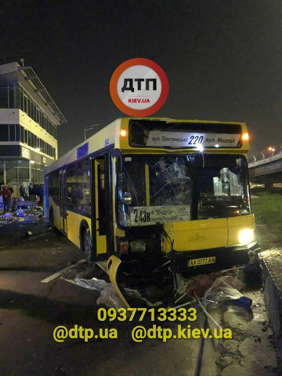 В Киеве автобус протаранил МАФ с людьми, есть жертвы (фото) - 3 - изображение